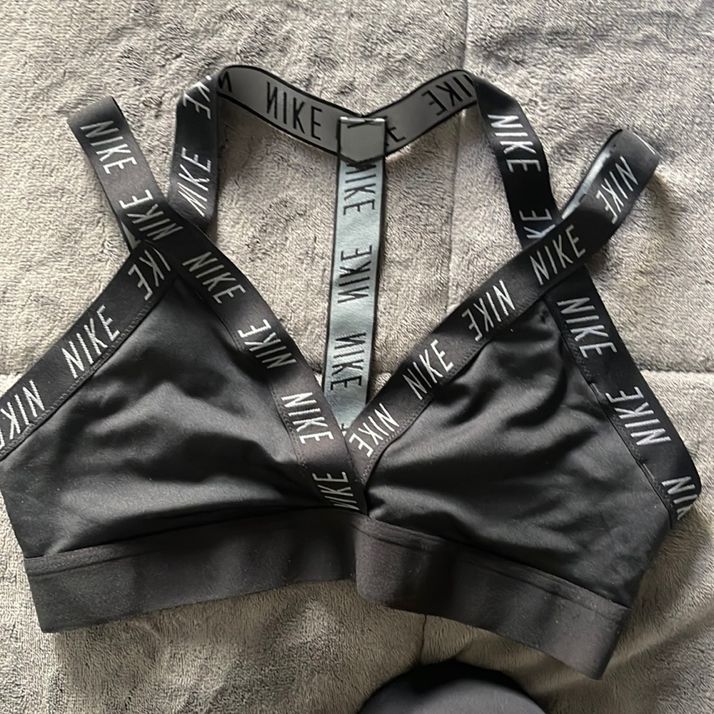 NIKE NEW WITHOUT TAGS BLACK SPORTS BRA SIZE MEDIUM